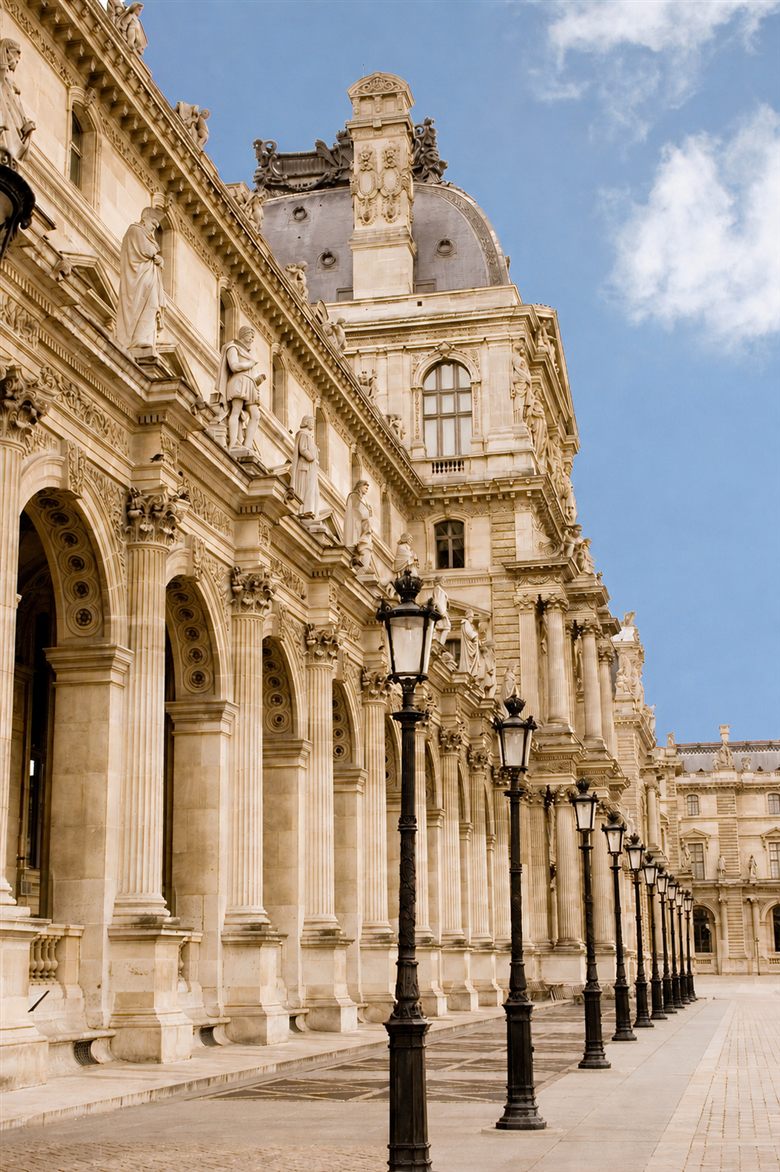 Arcades du Louvre en perspective avec lampadaires d'époque — patrimoine architectural parisien monumental et continuité historique