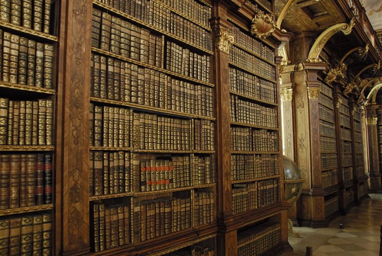 Bibliothèque baroque avec étagères de livres anciens reliés et globe terrestre — savoir patrimonial et culture classique