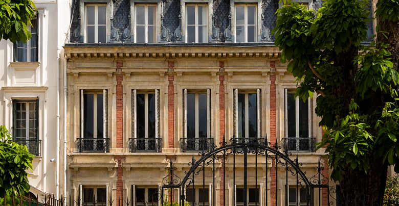 Façade d'hôtel particulier dans le 16e arrondissement de Paris avec grille en fer forgé et marronnier — patrimoine immobilier résidentiel de prestige