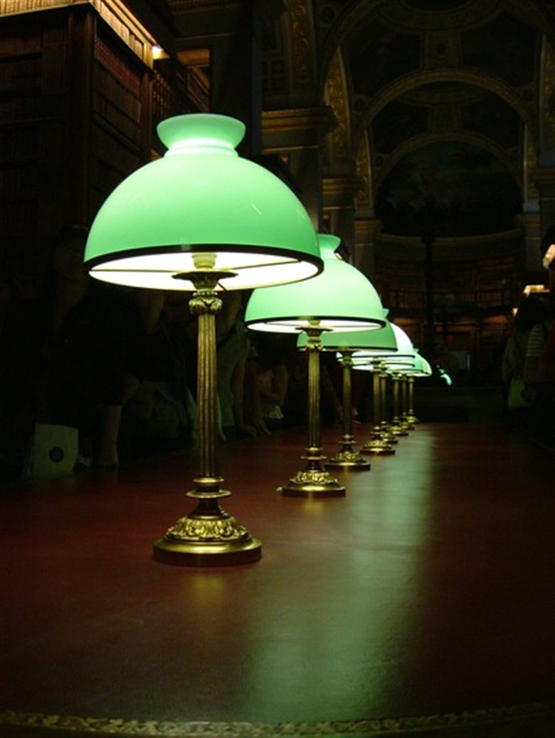 Rangée de lampes de bureau à abat-jour vert dans la Bibliothèque Sainte-Geneviève — éclairage iconique des grandes bibliothèques de recherche