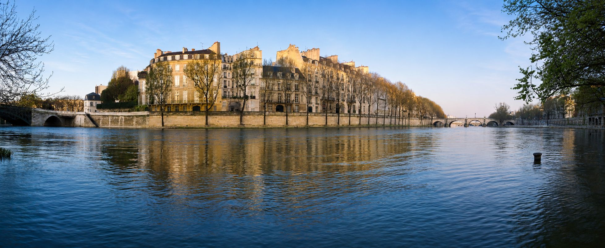 Paris — le quai d'Anjou et la pointe de l'Île Saint-Louis, au bord de la Seine