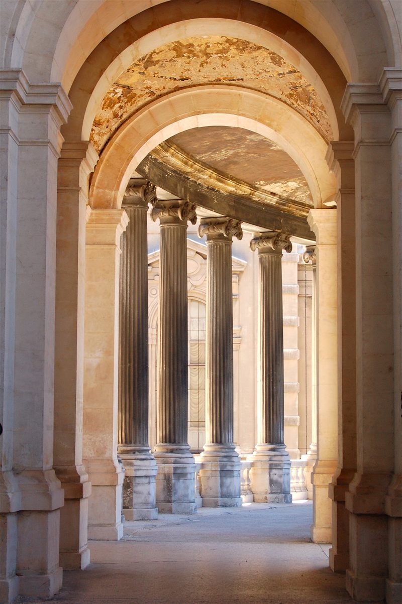 Arcades du Louvre vues en perspective — patrimoine architectural parisien