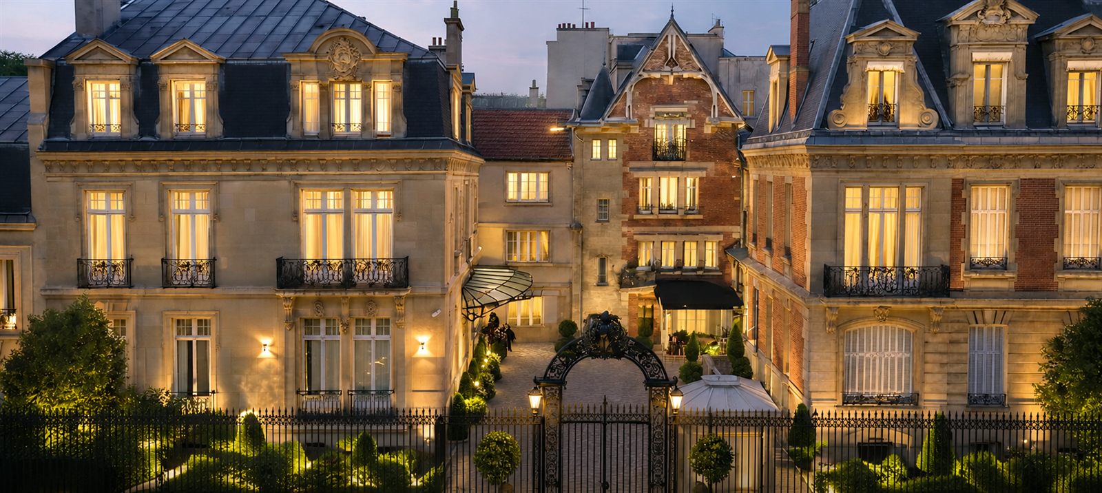 Façade d'hôtel particulier dans le 16e arrondissement de Paris avec grille en fer forgé — immobilier résidentiel parisien de prestige