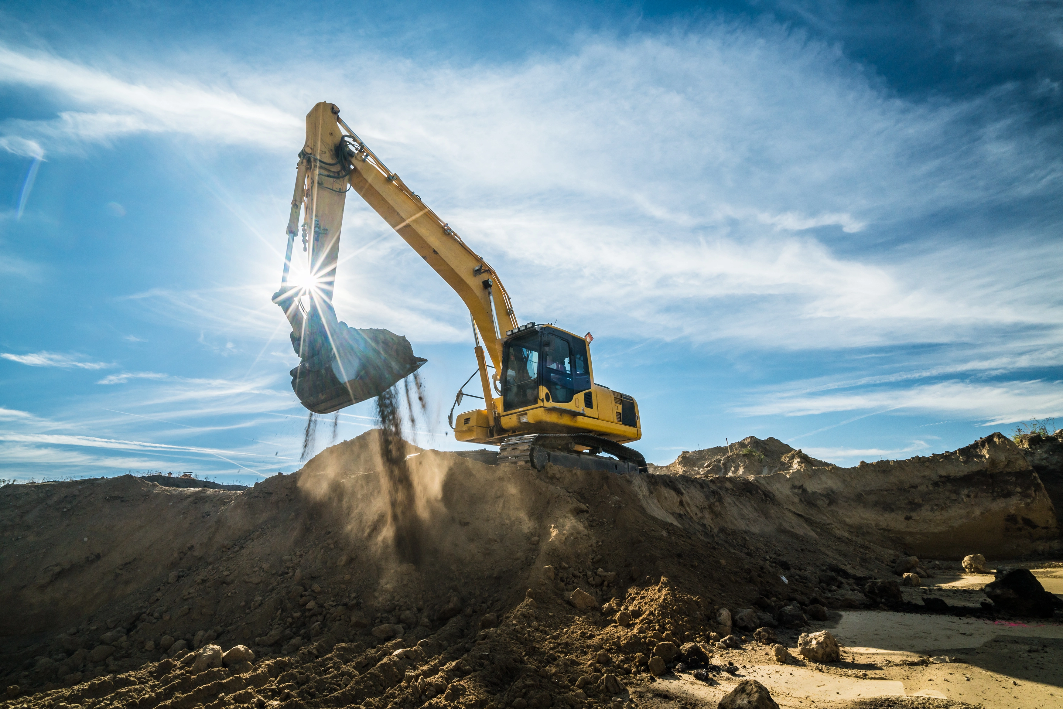 Tractopelle sur un chantier de construction en outre-mer — illustration des biens productifs financés via la loi Girardin industrielle