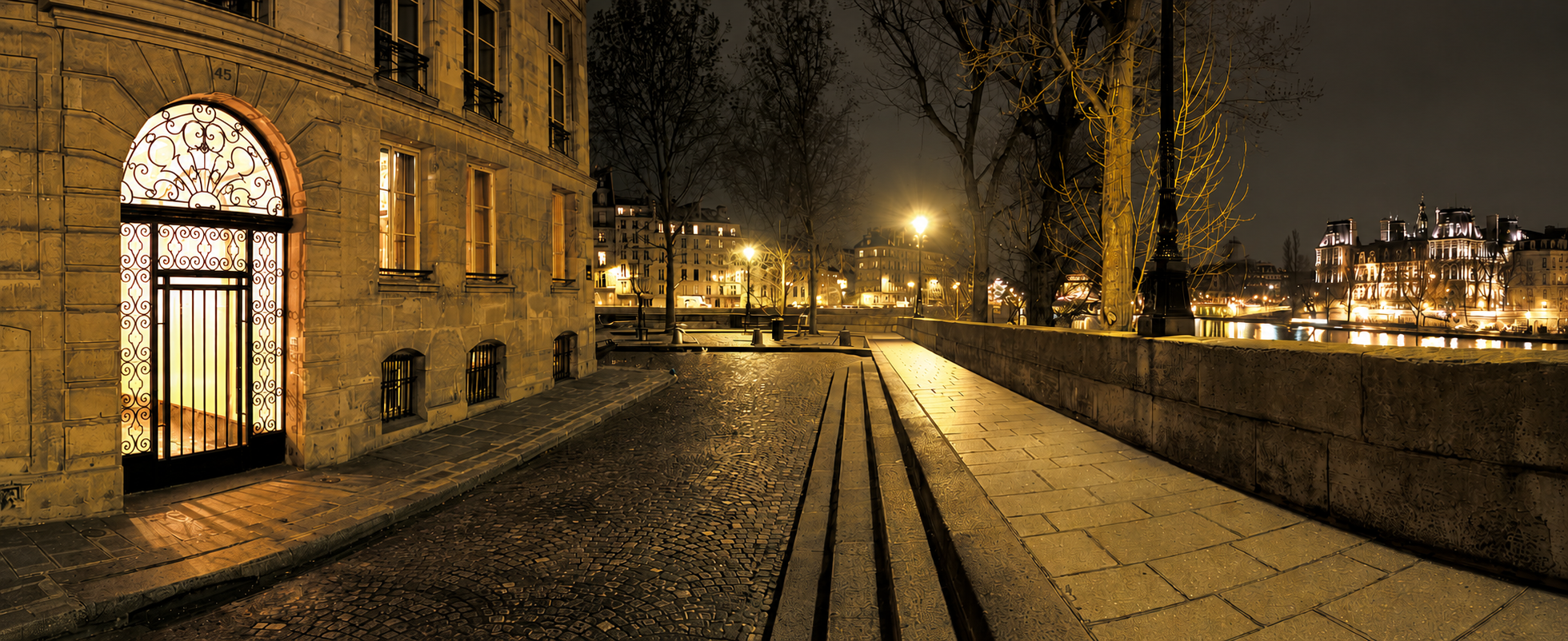 Paris — le quai Bourbon de nuit, reflets sur la Seine — immobilier parisien de prestige