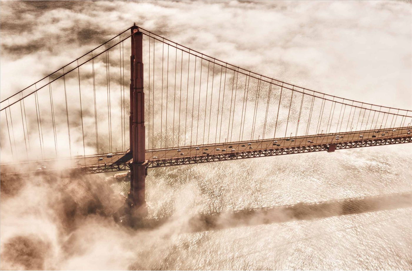 Golden Gate Bridge dans la brume — métaphore de l'investissement immobilier participatif entre visibilité et incertitude
