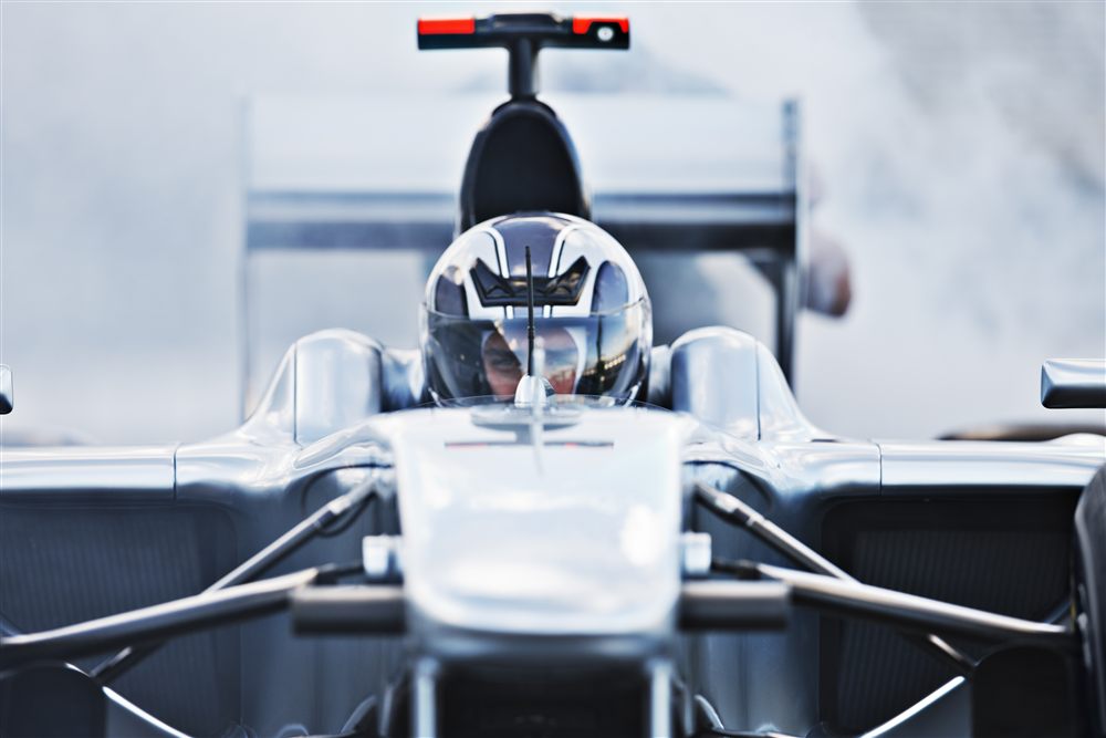 Pilote de Formule 1 dans son cockpit sur la grille de départ — concentration et performance en sport mécanique de haut niveau